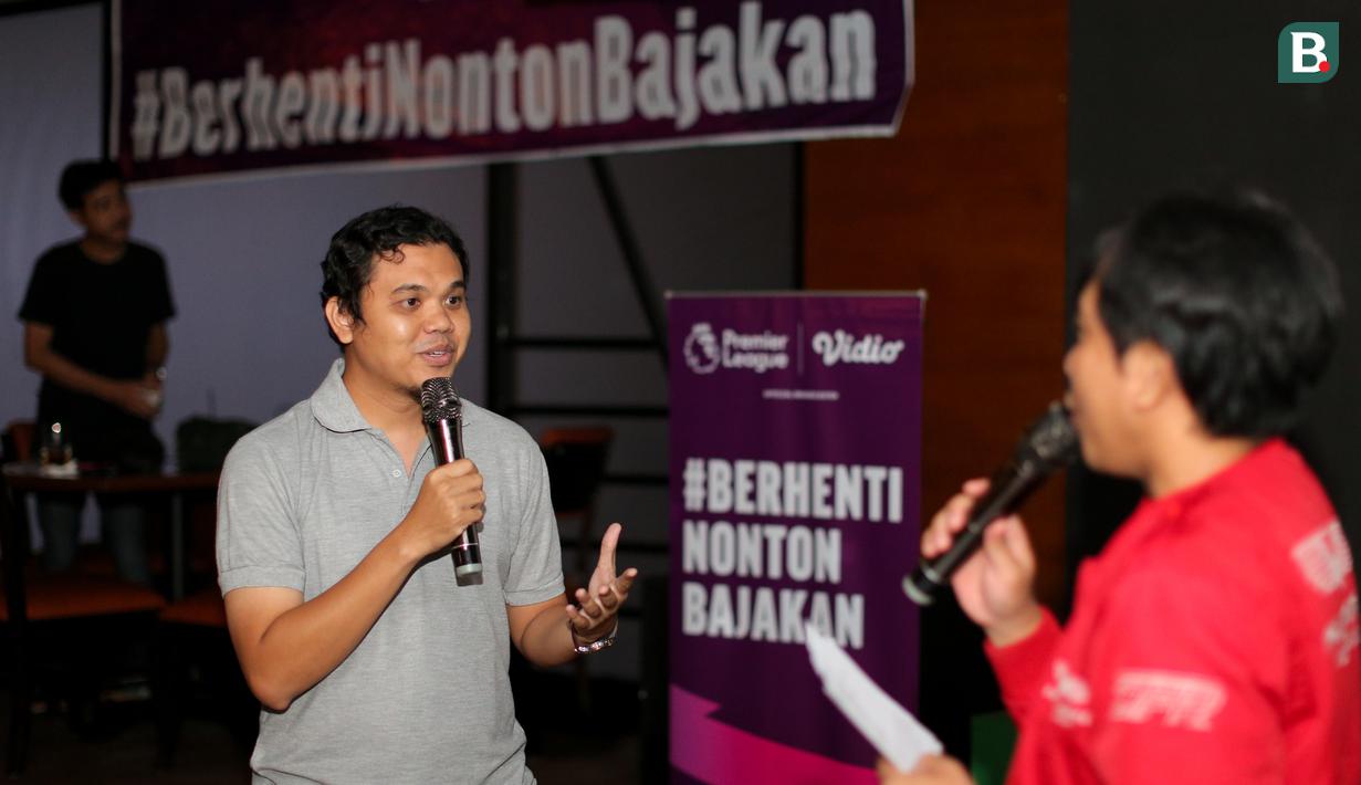 <p>Jurnalis Bola.com, Ade Yusuf Satria saat memberikan prediksi pertandingan pada acara Roaring Night antara Manchester United melawan West Ham yang berlangsung di Fomo Bar, Melawai, Jakarta, Minggu (04/02/2024) malam WIB. (Bola.com/Bagaskara Lazuardi)</p>