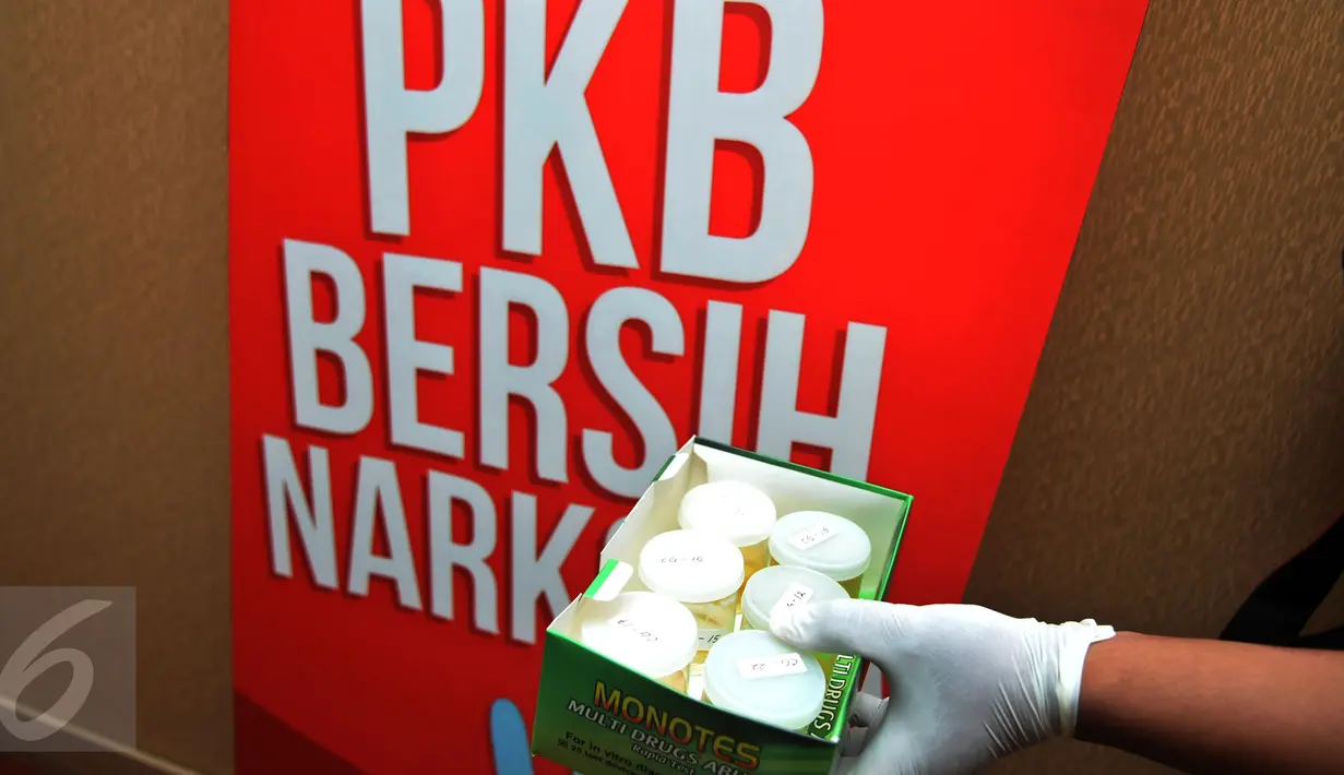 Petugas menujukkan sampel urine anggota Fraksi PKB di Gedung DPR, Senayan, Jakarta, Rabu (16/3). Tes urine yang bekerjasama dengan BNN itu diikuti 36 anggota dewan untuk mengantisipasi penyalahgunaan narkoba. (Liputan6.com/Johan Tallo)