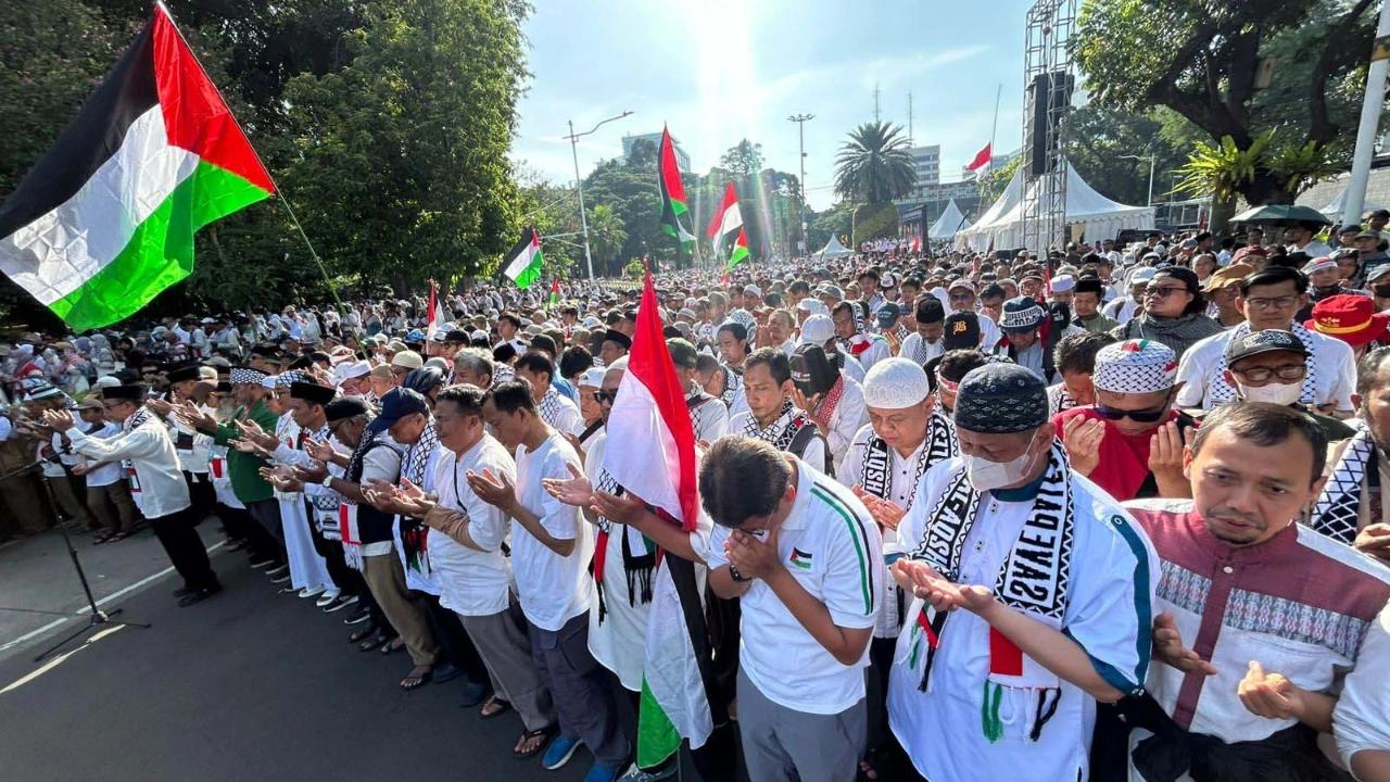 FOTO: Ribuan Warga Gelar Shalat Gaib untuk Prajurit TNI Gugur di Lebanon