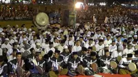 Ada 4.444 manusia pemain rebana diatas panggung untuk konser rebana kolosal memperingati Harlah NU, Kamis (1/3/2018). (foto: Liputan6.com / felek wahyu)