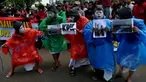 Aksi teaterikal 5 mahasiswa menjadi kurcaci saat aksi "Stop Intervensi Polri" di depan Istana Negara, Jakarta, Jumat (30/1/2015). (Liputan6.com/Johan Tallo)