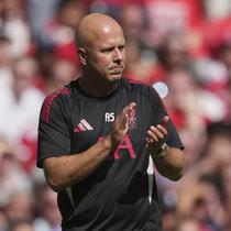 Manajer Liverpool, Arne Slot, bereaksi saat final FA Community Shield antara Liverpool dan Crystal Palace di Stadion Wembley, London, Minggu, 10 Agustus 2025. (AP Photo/Dave Shopland)