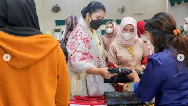 Kunjungi Pelaku UMKM, Penampilan Kahiyang Ayu Disorot Warganet