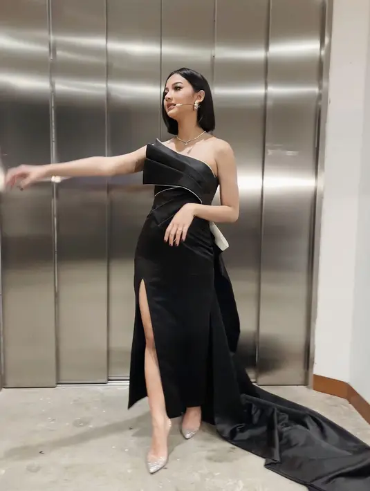 Penampilan super slay Glenca Chysara mengenakan dress hitam. Strapless dress ini memiliki detail train menjuntai hingga ke lantai dan high slit yang memperlihatkan kaki jenjangnya. [Foto: Instagram/glencachysaraofficial]