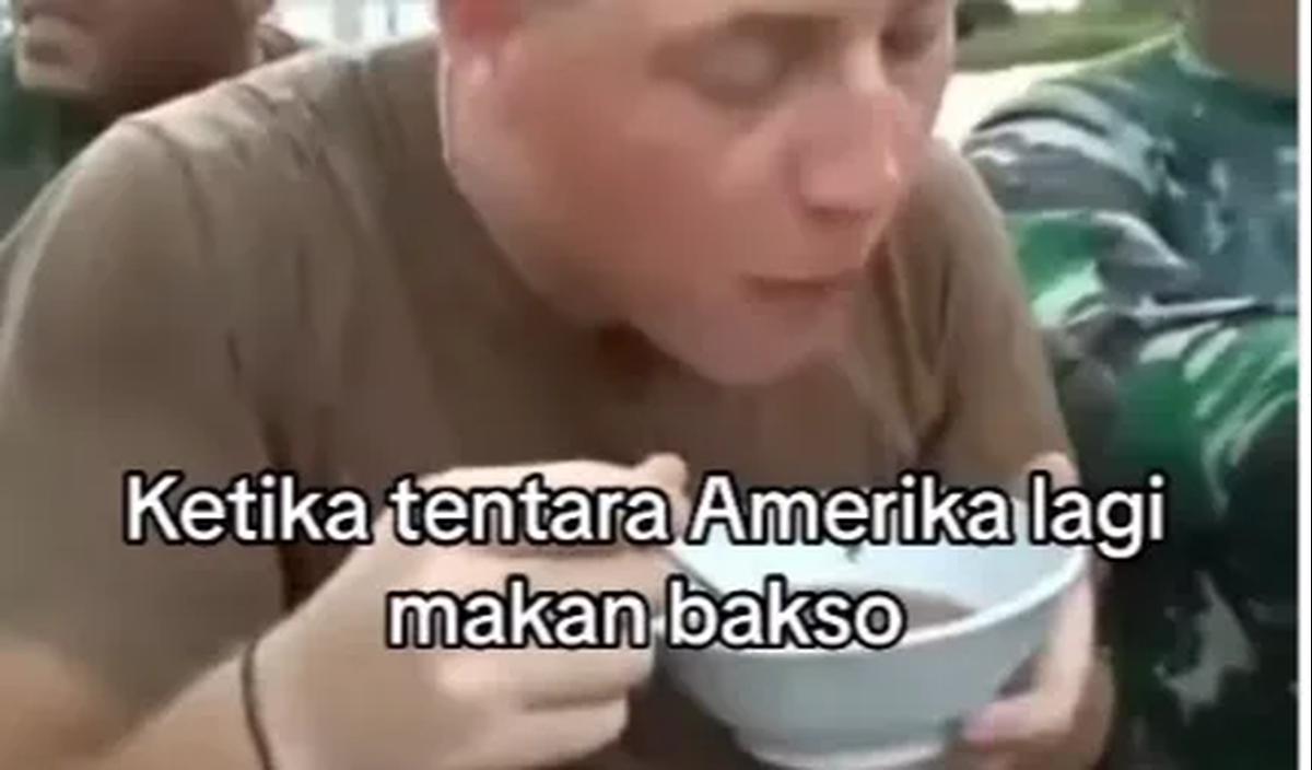 Ada momen unik di kala para prajurit berbeda negara itu beristirahat bersama.