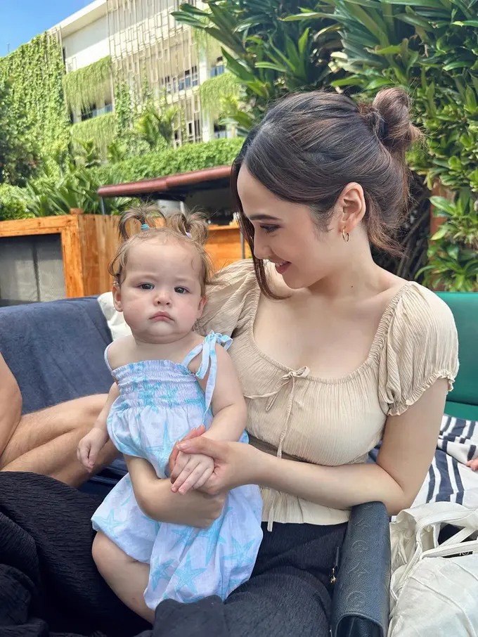 Potret Syifa Hadju pangku Baby Kamari anak bule Jennifer Coppen (Sumber: Instagram/@syifahadju)