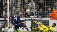 GOL KEMENANGAN - Stefano Okaka menceyak gol kemenangan bagi Tottenham Hotspur ke gawang Anderlecht pada partai ketiga Grup J Europa League, Jumat (23/10/2015) dini hari WIB. ( Reuters / Francois Lenoir )
