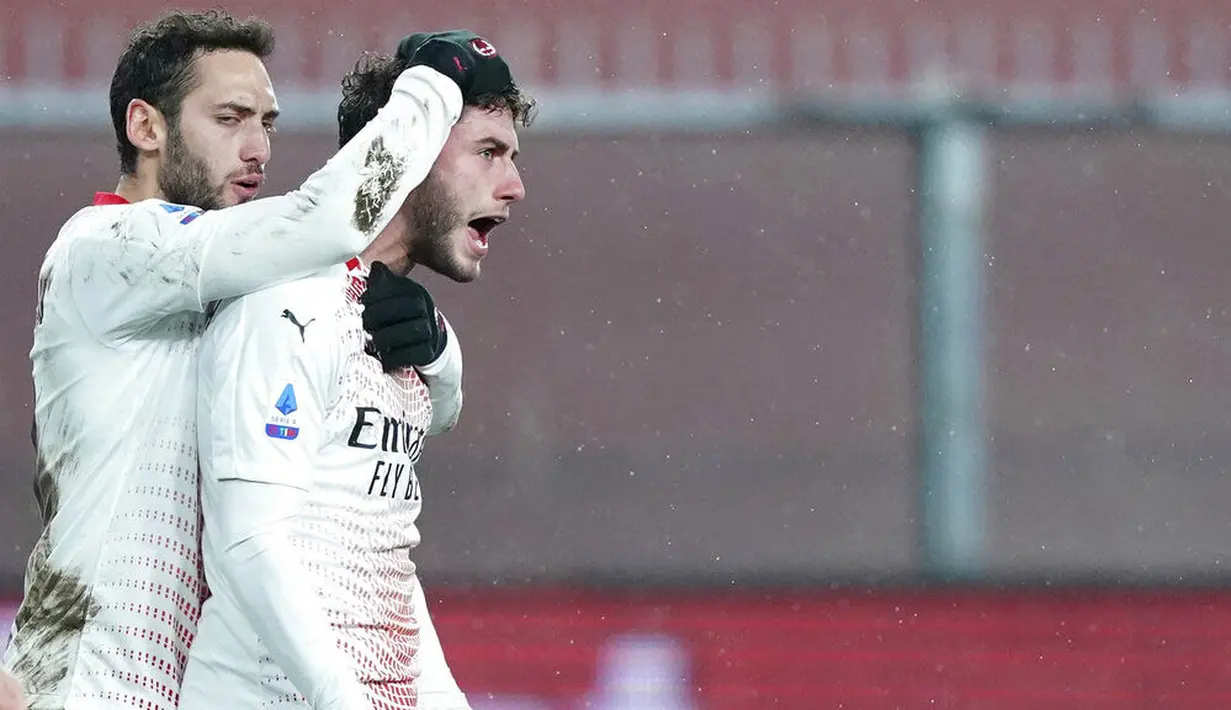 Pemain AC Milan, Davide Calabria, melakukan selebrasi usai mencetak gol ke gawang Genoa pada laga Liga Italia di Stadion Luigi Ferraris, Kamis (17/12/2020). Kedua tim bermain imbang 2-2. (Spada/LaPresse via AP)
