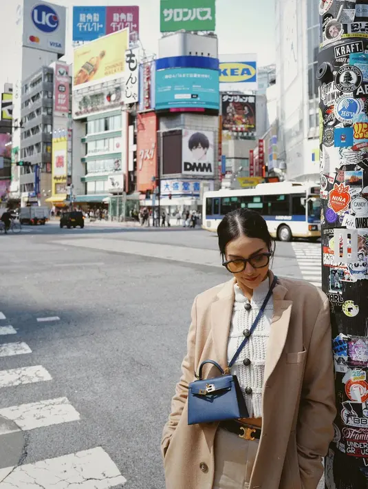 Di foto lain, Anya menumpuk penampilannya dengan long coat cokelat. [Foto: Instagram/anyageraldine]