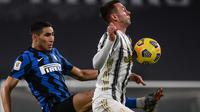 Bek Inter Milan, Achraf Hakimi (kiri) berebut bola dengan striker Juventus, Federico Bernardeschi dalam laga leg kedua semifinal Coppa Italia 2020/21 melawan Juventus di Juventus Stadium, Turin, Selasa (9/2/2021). Inter Milan bermain imbang 0-0 dan gagal lolos ke final. (AFP/Marco Bertorello)