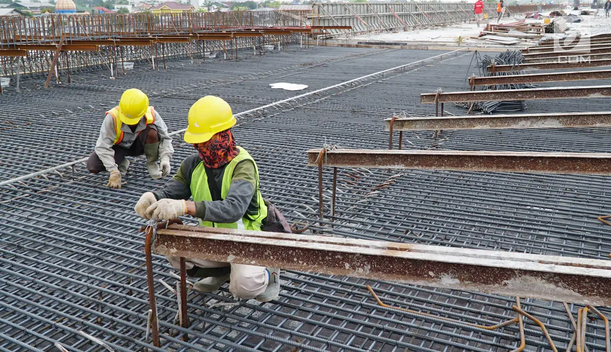 Pekerja menyelesaikan konstruksi proyek pembangunan Jalan Tol Medan - Binjai seksi I di Deli Serdang, Sumatera Utara, Rabu (6/3). Jalan Tol Medan - Binjai sepanjang 17 km terbagi atas tiga seksi. (Liputan6.com/HO/Eko)