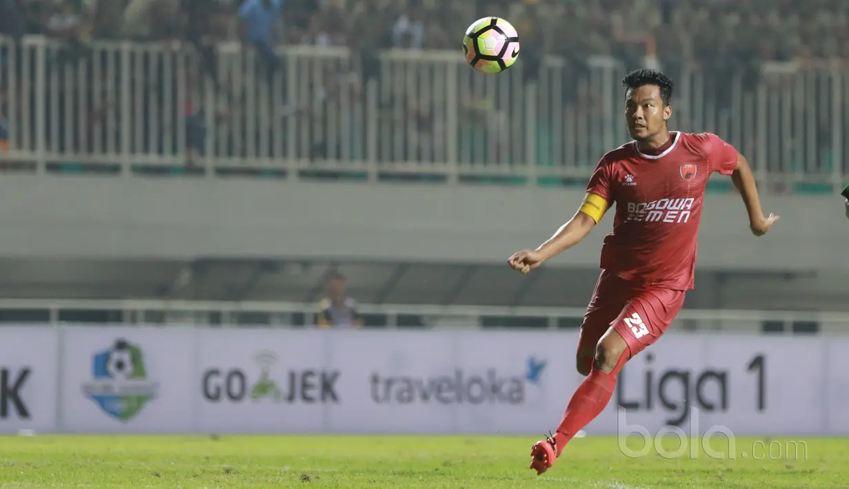 Hamka Hamzah, kapten PSM Makassar ini kenyang akan pengalaman saat bersua Persib Bandung, Ia mampu memotivasi rekan-rekannya bahkan bisa mencetak gol disaat penting. (Bola.com/Nicklas Hanoatubun)