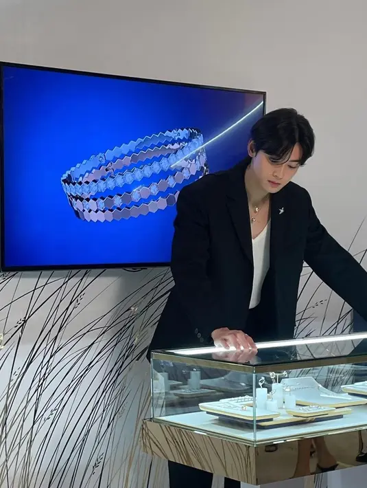 <p>Bintang serial Hit The Top ini juga berpose di depan etalase brand perhiasan mewah, Chaumet. Unggahan Cha Eun Woo ini telah disukai hingga 2,8 juta kali. (Foto: Instagram/ eunwo.o_c)</p>