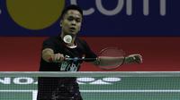 Tunggal putra Indonesia, Anthony Sinisuka Ginting, mengembalikan kok saat melawan tunggal Thailand, Kantaphon Wancharoen, pada Blibli Indonesia Open 2019 di Istora Senayan, Jakarta, Kamis (17/7). Ginting kalah 20-22, 21-11, 20-22. (Bola.com/Yoppy Renato)
