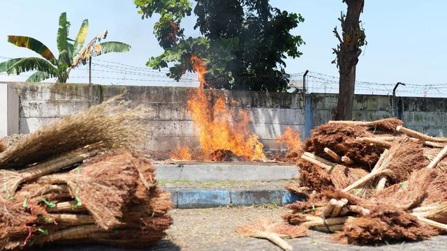 Bea Cukai Tanjung Emas memusnahkan barang-barang ilegal senilai Rp 498,94 juta pada Kamis, 27 Februari 2025. (Istimewa)