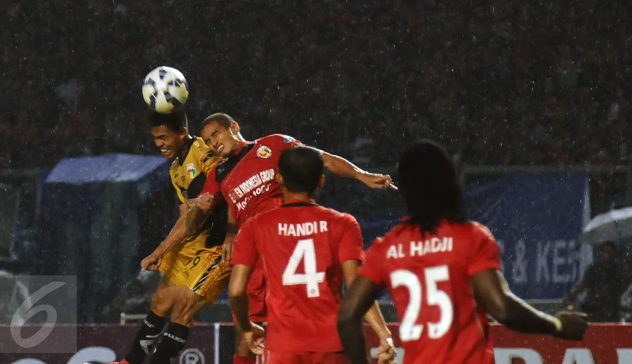 Gelandang Mitra Kukar, Yogi Rahadian (kiri) berebut bola dengan bek Semen Padang, Hengki Ardiles saat laga final Piala Jenderal Sudirman di Stadion GBK Jakarta, Minggu (24/1/2016). Mitra Kukar unggul 2-1 dan tampil juara. (Liputan6.com/Helmi Fithriansyah)
