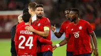 Olivier Giroud (tengah) dan Calvin Verdonk (kiri) merayakan kemenangan Lille usai laga Liga Europa kontra Brann di Stadion Pierre Mauroy - AP Photo/Jean-Francois Badias