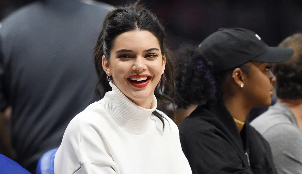 Kendall sendiri sudah mendengar mengenai isu kutukan tersebut dan menganggapnya seperti omong kosong. Namun ia mengerti penggemar akan selalu mengambil kesempatan di tengah situasi yang buruk. (People)