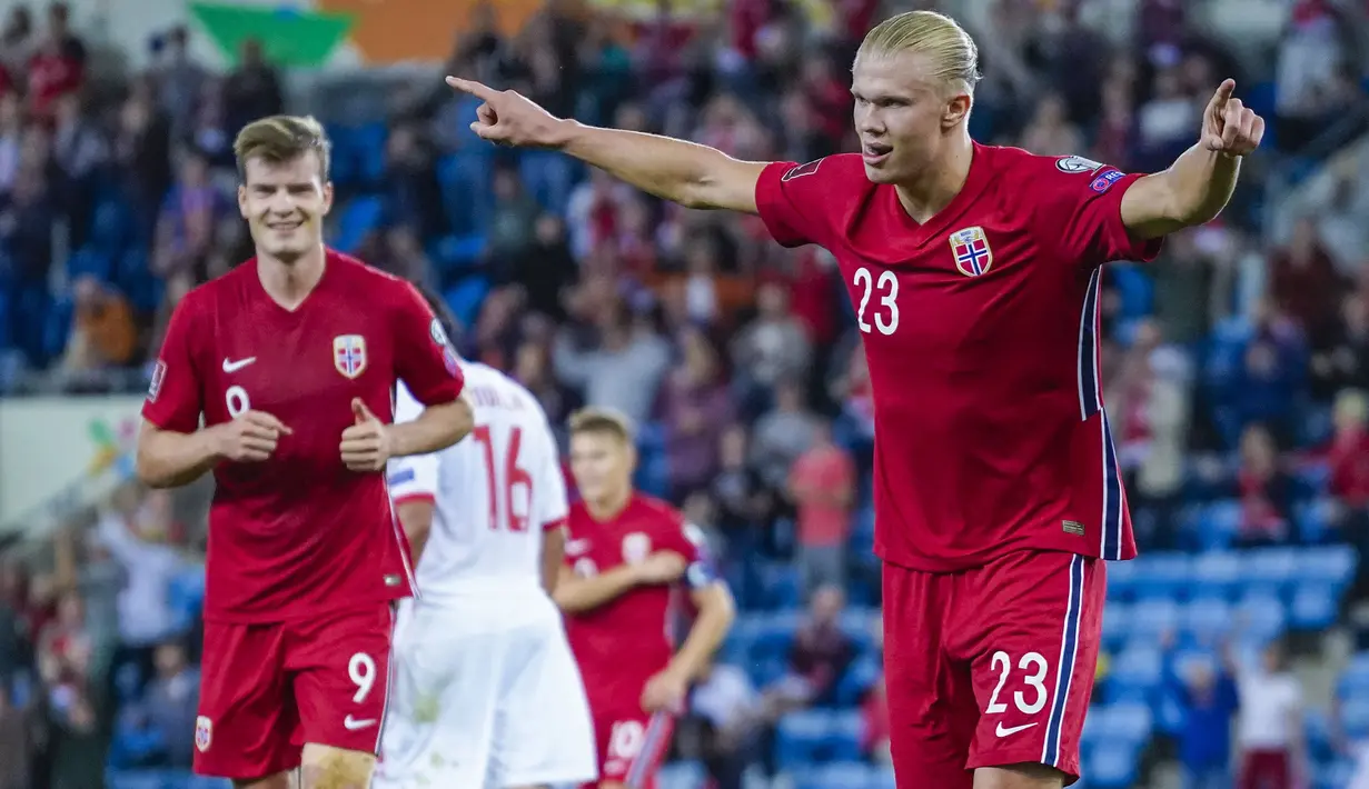 Haaland juga tercatat sebagai pencetak gol terbanyak Norwegia pada kualifikasi Piala Dunia 2022 ini. Dirinya bahkan memiliki kontribusi gol yang lebih baik daripada Depay, sebab 42 persen atau lima dari 12 gol Norwegia berasal dari pemain 21 tahun tersebut. (Foto: NTB via AP/Hakon Mosvold Larsen)