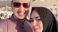 Kartika Putri dan suami, Habib Usman. (dok.Instagram @kartikaputriworld/https://www.instagram.com/p/Bs_qHALHsUd/Henry