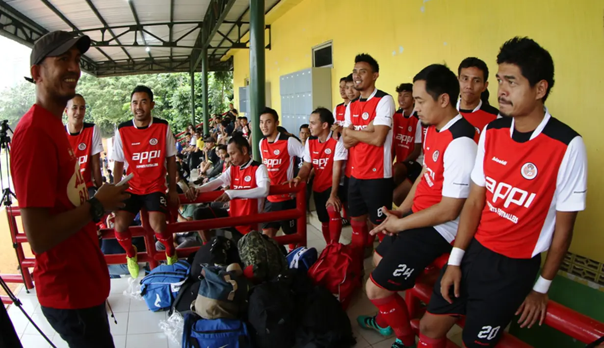 Para pemain yang tergabung dalam tim Asosiasi Pesepakbola Profesional Indonesia (APPI) bercanda sebelum turun ke lapangan. (Bola.com/Arief Bagus)