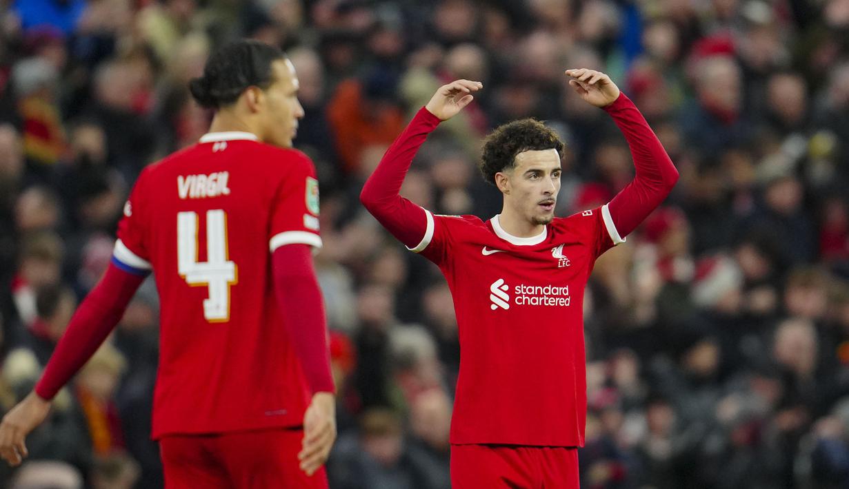 Selebrasi gelandang Liverpool, Curtis Jones (kanan) setelah mencetak gol pertama timnya ke gawang Fulham pada laga leg pertama babak semifinal Carabao Cup 2023/2024 di Anfield Stadium, Liverpool, Kamis (11/1/2024) dini hari WIB. (AP Photo/Jon Super)