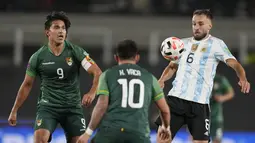 Bek Argentina, German Pezzella mengontrol bola di depan pemain Bolivia, Henry Vaca dan Marcelo Martins pada Kualifikasi Piala Dunia 2022 zona Amerika Selatan, di Stadion El Monumentttal, Jumat (10/9/2021). Hat-trick Lionel Messi membuat Argentina menang 3-0. (AP/Natacha Pisarenko, Pool)