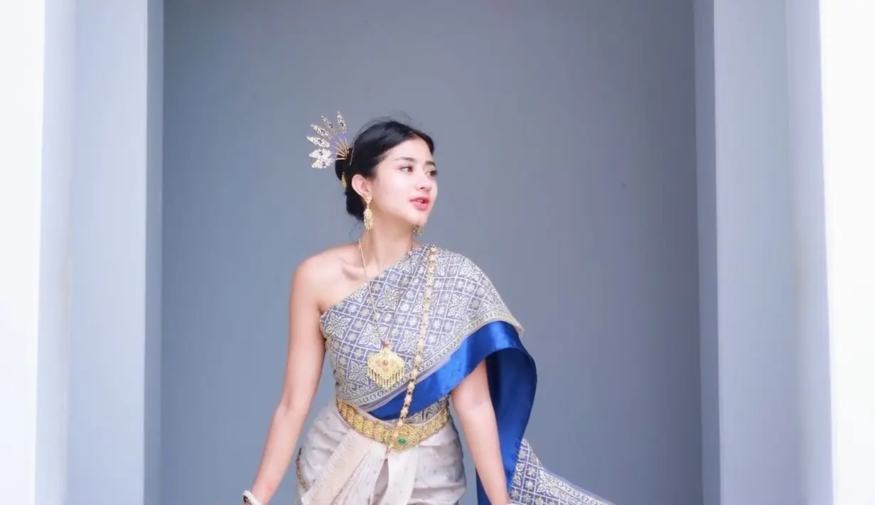 Mengenakan Chut Thai, pakaian tradisional Thailand ini membuat Ghea Youbi bak warga lokal. Pakaian ikonik ini memang kerap jadi pilihan seleb dunia saat berkunjung ke kuil Wat Arun di Thailand. (Lipitan6.com/IG@gheayoubi)