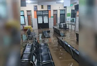 Luapan Sungai Ciranca mulai menggenangi kawasan Kampung Cangehgar, Palabuhanratu, sekitar pukul 16.30 WIB.