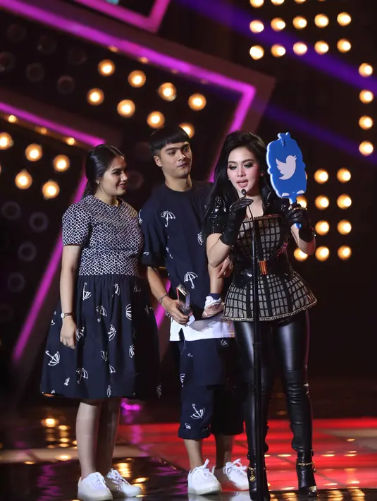 Tahun ini menjadi tahun kedua Ricky Harun dalam membawa pulang piala Infotainment Awards. Di tahun sebelumnya aktor tampan ini dinobatkan sebagai ‘Sexiest Dad’. (Nurwahyunan/Bintang.com)