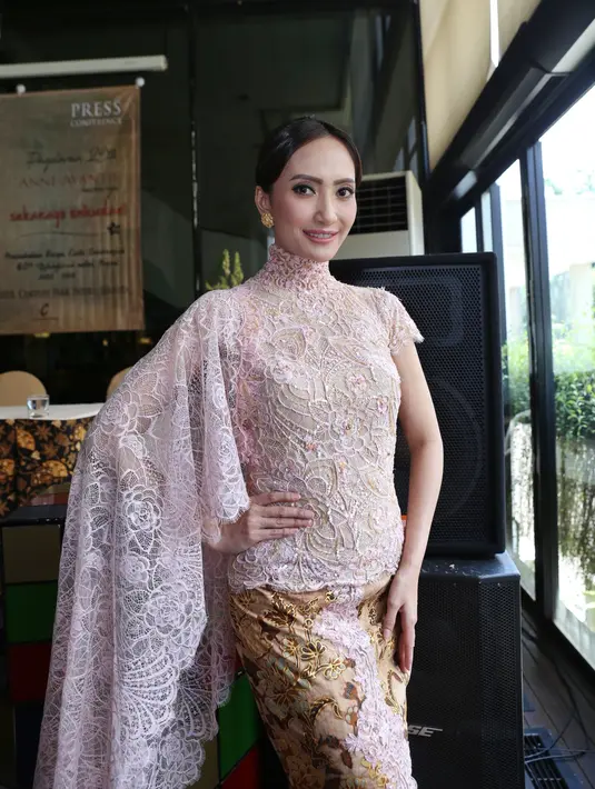 "Kemudian saya juga ngajarin dia Bahasa Sumatera, Bahasa Bangka khususnya. Kemudian anak saya yang gede Ebie malah udah bisa bahasa dari ayahnya. Karena mas Baim itu setengah Jambi, setengah Hongkong," lanjutnya. (Nurwahyunan/Bintang.com)