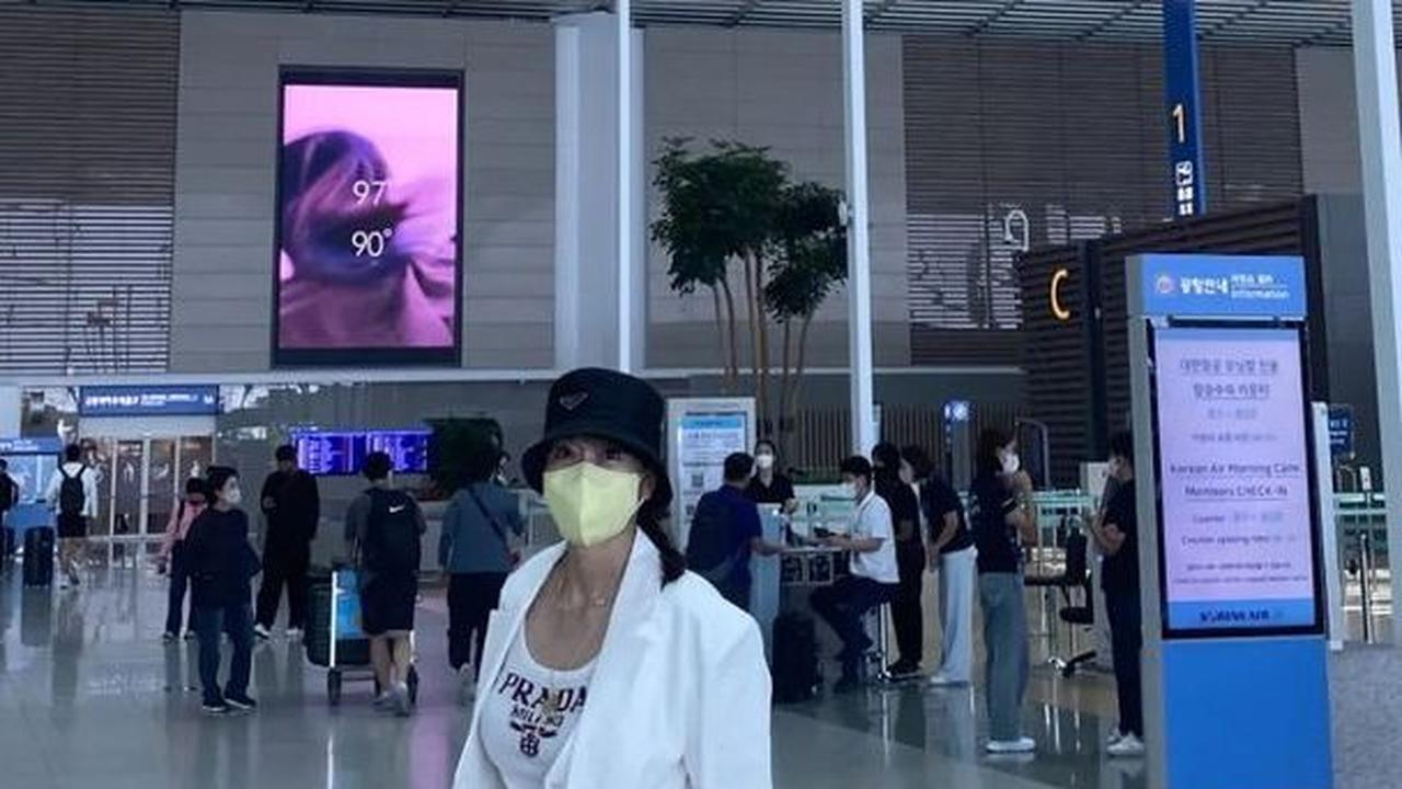 Penampilan istri Shin Tae-yong kerap mencuri perhatian. Ia dipuji cantik dan awet muda.