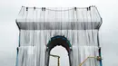 Pekerja membungkus monumen Arc de Triomphe, di Paris pada Selasa (14/9/2021). Monumen bersejarah Paris Arc de Triomphe ditutup plastik daur ulang, sebagai seni instalasi karya seniman Christo dan Jeanne-Claude yang dipamerkan September hingga Oktober 2021. (AP Photo/Thibault Camus)