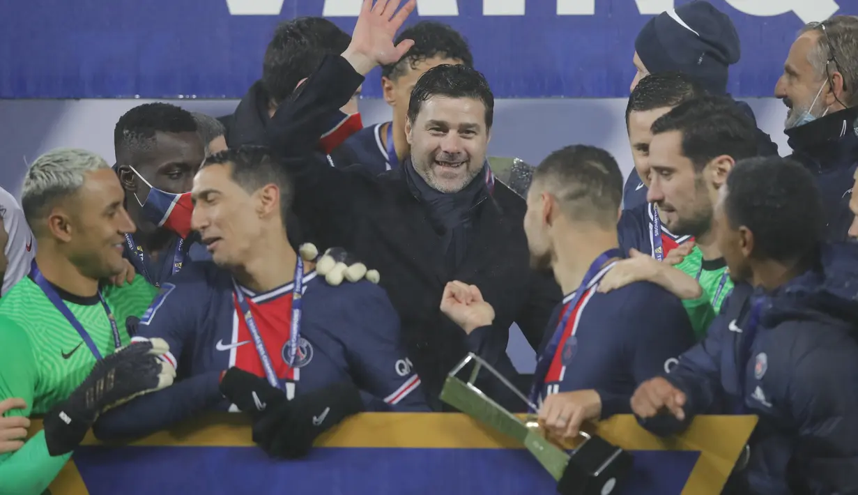 Pelatih PSG, Mauricio Pochettino (tengah) berselebrasi bersama pemain saat meraih trofi Piala Super Prancis 2020/2021 di stadion Bollaert di Lens, Prancis utara, Kamis (14/1/2021). Pochettino yang baru ditunjuk sebagai pelatih PSG pada 2 Januari lalu merebut trofi pertama sebagai pelatih. (AP Photo/