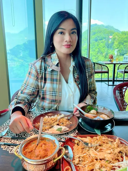 <p>Titi Kamal istri dari Christian Sugiono ini saat Makan siang yang enak dengan pemandangan yang indah di Swiss. Ia menikmati makan siang dengan latar belakang pemandangan sungai dan gunung di Swiss yang begitu luar biasa. (instagram/titi_kamall)</p>