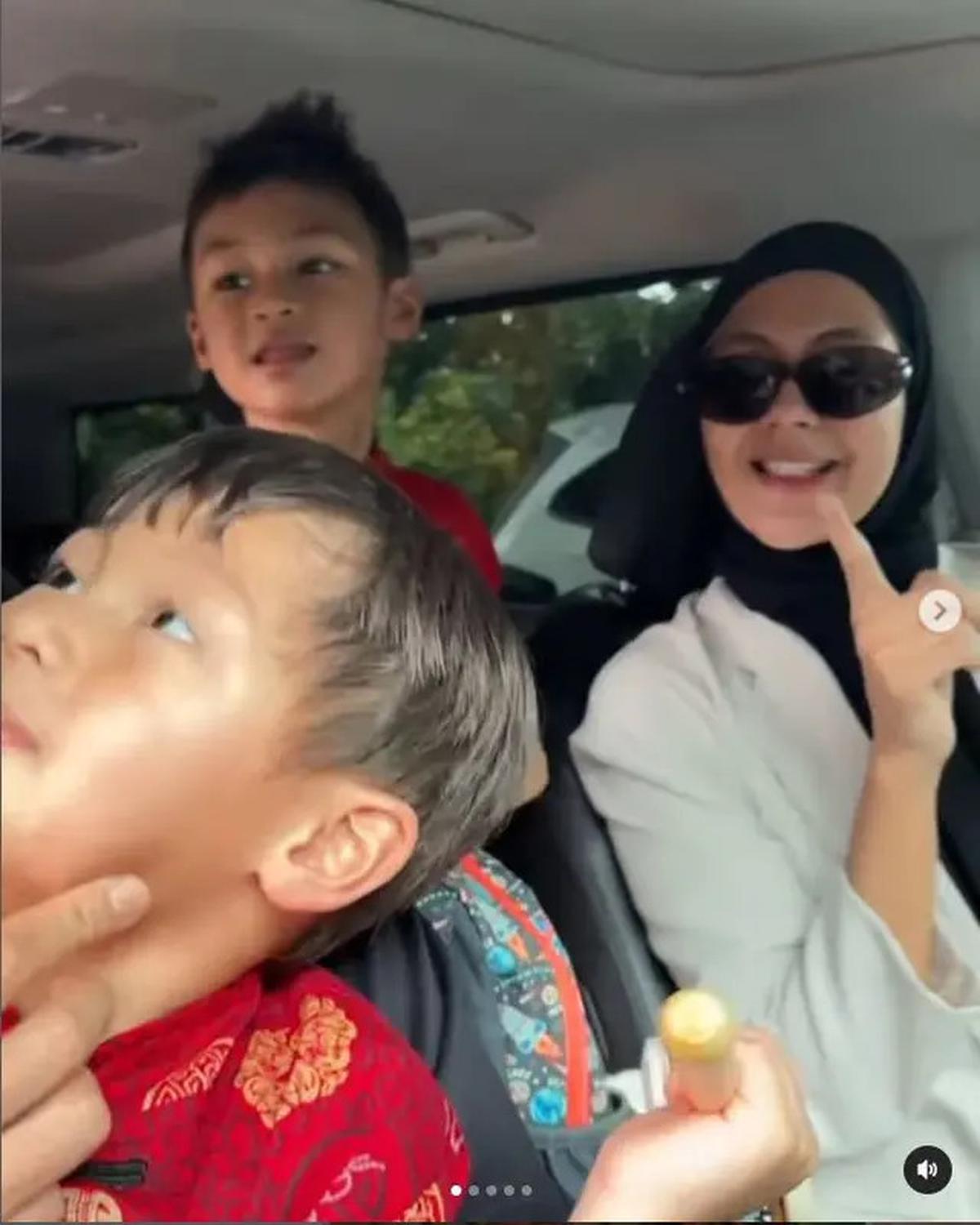 Masih Proses Cerai, Ini 6 Potret Baim Wong dan Paula Kompak Urus Anak di Hari Imlek