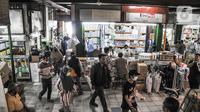 Aktivitas di Pasar Pramuka, Jakarta, Rabu (2/2/2022). Pedagang mengaku penjualan kebutuhan medis seperti obat, masker, dan oksigen mulai diburu warga sebagai antisipasi melambungnya harga seiring terus melonjaknya kasus positif COVID-19. (merdeka.com/Iqbal S. Nugroho)