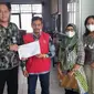 Kasubsi Pelayanan Tahanan Rutan 2A Palangka Raya Hadi Prabowo mengantar Yusianto, mantan tersangka kasus dugaan korupsi proyek budidaya jambu kristal sebelum dikeluarkan dari tahanan pasca diterbitkannya SP3 oleh Kejaksaan Negeri Palangka Raya pada 17 Maret 2023 lalu. (Liputan6.com/ Istimewa).