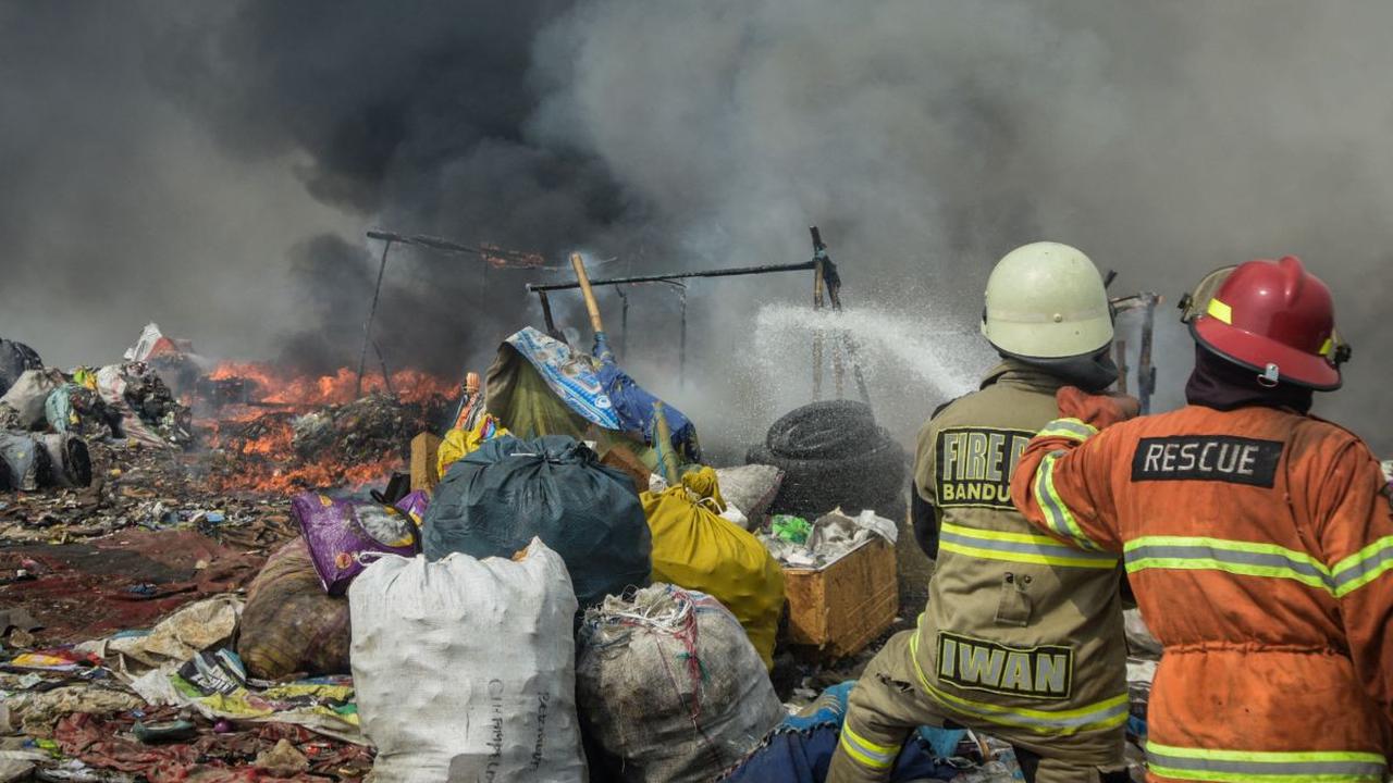 Momen petugas pemadam saat berjuang melakukan pemadaman pada (24/8/2023) lalu saat Pemkab Bandung Barat  menetapkan musibah kebakaran TPA Sarimukti sebagai keadaan darurat bencana yang perlu mendapat penanganan khusus.