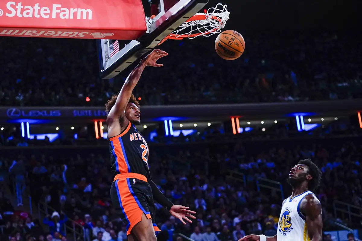 Pemain Knicks Miles McBride melakukan dunk saat melawan Warriors di lanjutan NBA 2022/2023