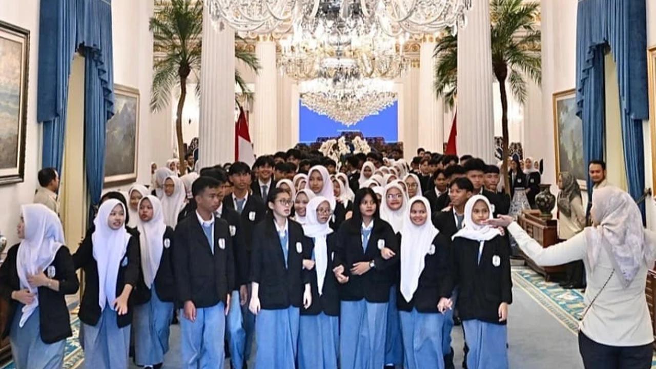 Anak Sekolah Kunjungi Istana