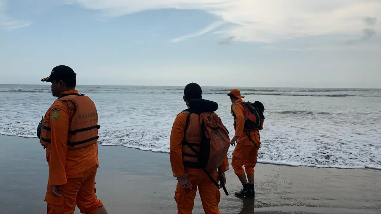 Sejumlah tim gabungan basarnas Bandung tengah melakukan pencarian di sekitar hilangnya Didin, Warga Garut yang terhempas ombas pantai selatan Garut, beberapa waktu lalu