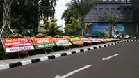 Karangan bunga di depan Polda Metro Jaya (Liputan6.com/ Nanda Perdana Putra)