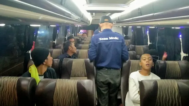 Tim gabungan di Banyumas memeriksa penumpang angkutan umum untuk mencegah penularan virus Corona Covid-19. (Foto: Liputan6.com/Dishub Banyumas/Muhamad Ridlo)