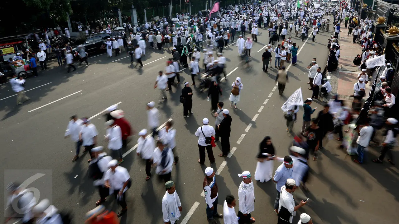 Massa Aksi Bela Islam 55 Banjiri Kawasan Medan Merdeka -Jakarta- Johan Tallo-20170505