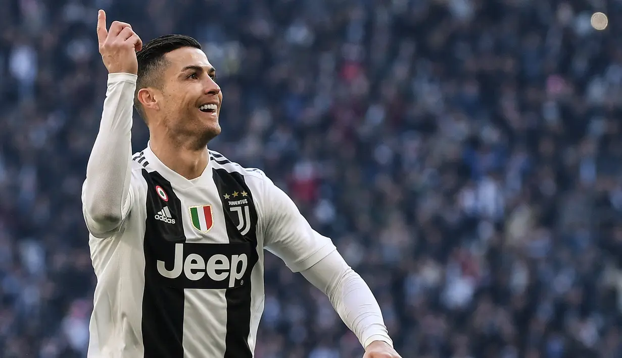 Striker Juventus, Cristiano Ronaldo, melakukan selebrasi usai membobol gawang Sampdoria pada laga Serie A di Stadion Allianz, Turin, Sabtu (29/12). (AFP/Marco Bertorello)