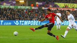 Gelandang Manchester United, Jesse Lingard, melepaskan tendangan saat pertandingan melawan Swansea City pada laga Piala Liga Inggris di Stadion Liberty, Swansea, Selasa (24/10/2017). Manchester United menang 2-0 atas Swansea City. (AFP/Geoff Caddick)
