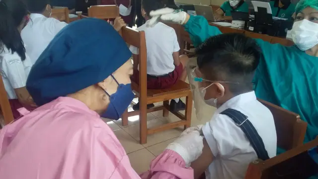 Dokumentasi Dinkes Bali - Vaksinasi Anak di SD 1 Besakih Karangasem