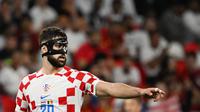 Bek Kroasia #20 Josko Gvardiol memberi isyarat selama laga terakhir Grup F Piala Dunia 2022 menghadapi Belgia di Stadion Ahmad bin Ali, Kamis (1/12/2022). Bek tengah kidal itu selalu menghadirkan gangguan bagi penyerang lawan. (Photo by OZAN KOSE / AFP)