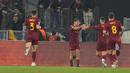 Penyerang AS Roma, Paulo Dybala (tengah) berselebrasi dengan rekan setimnya setelah mencetak gol ke gawang RB Salzburg pada laga leg kedua playoff Liga Europa 2022/2023 di Stadion Olimpico, Jumat (24/2/2023). Roma menang atas RB Salzburg dengan skor 2-0. (AP Photo/Alessandra Tarantino)